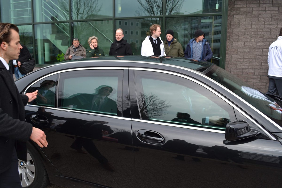 Drie personen worden op deze manier gechauffeurd: <a href="/Koning_NL/">Willem-Alexander</a> <a href="/geertwilderspvv/">Geert Wilders</a> en <a href="/thierrybaudet/">Thierry Baudet</a>