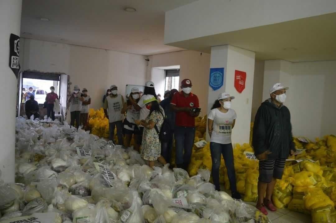Dia 13, o Centro Sabiá, e Fundação Banco do Brasil, doou 1000 cestas. 25 toneladas de alimentos agroecológicos entregues às famílias de 30 comunidades da Região Metropolitana de Recife.

📷 Darliton Silva/Centro Sabiá

#PeriferiaViva #SegurançaAlimentar