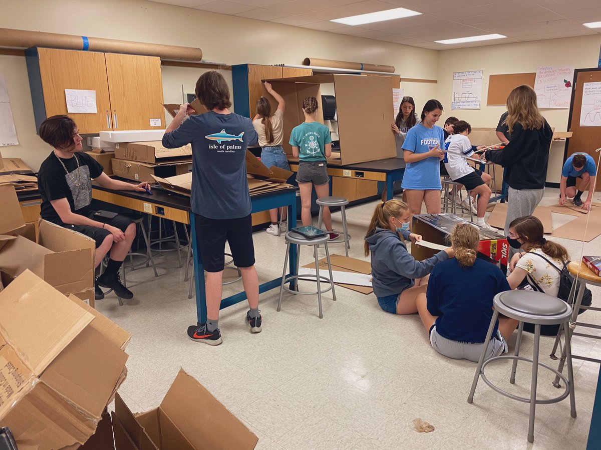 GretaVoit's tweet image. It’s boating season in #Physicsland!!! Boat races will be Wednesday, June 2—Save the Day! :) #PostExamFun #CardboardIsEverywhere #EngineeringAndDesign