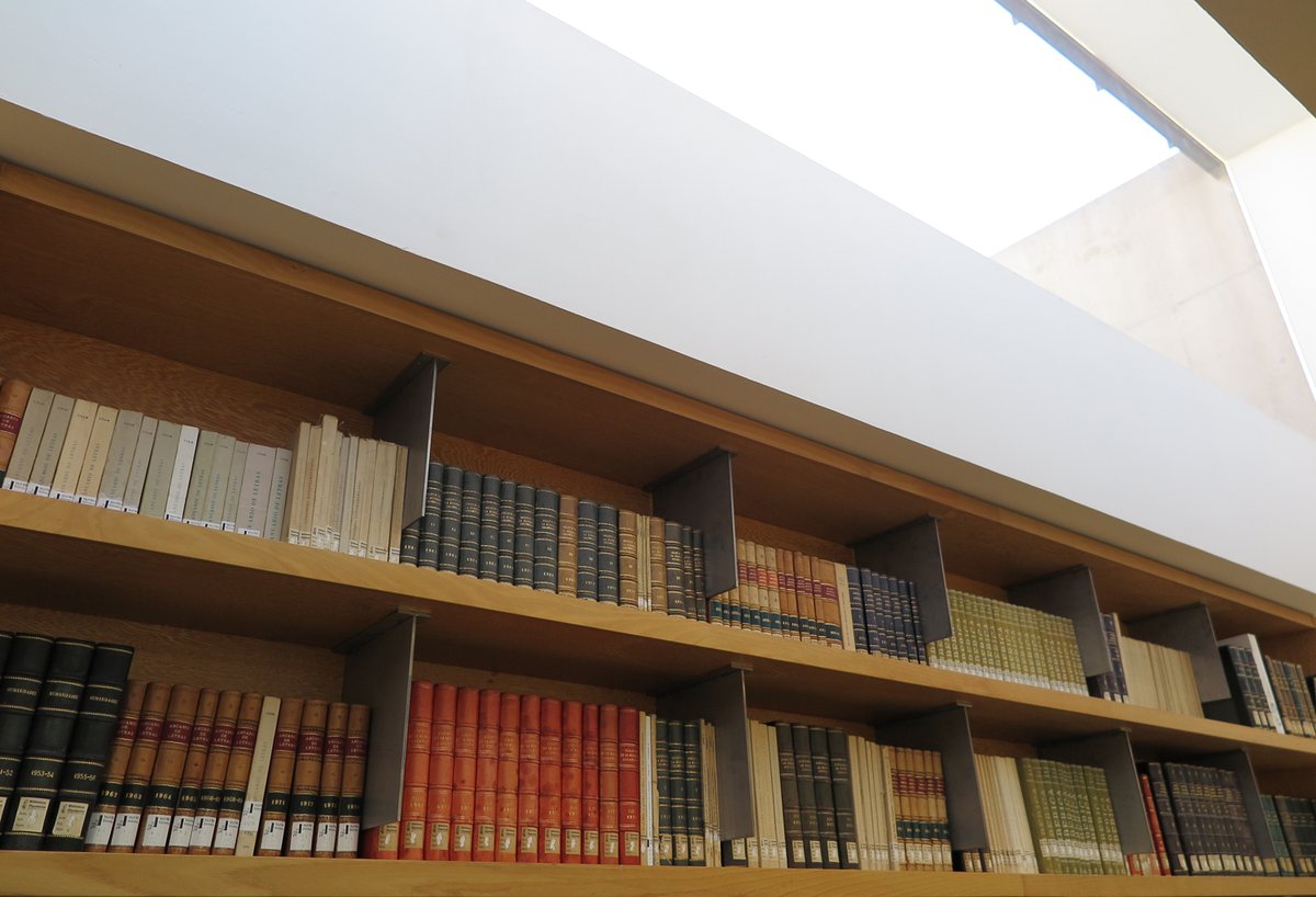 MuVIM's tweet photo. 📚 Un món de llibres t'espera a la Biblioteca del @MuVIM! 🔍
Passa per les seues instal·lacions, amb cita prèvia, i descobreix tot el pots trobar al teu abast!
📗 Anticipa't i fes clic en https://t.co/iUeG7KPkYp
#BibliotecaMuVIM #AnemAlMuVIM #MuVIMonTU https://t.co/I8mLyF7nyn