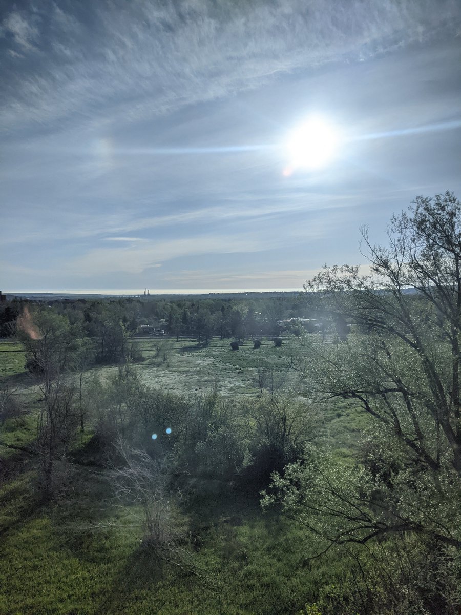 NWSBoulder's tweet image. ::Attention:: We are currently investigating this weather phenomenon. What we do know is that it is rather bright so avoid looking directly at it. We have our best minds on it! #cowx #whysobright