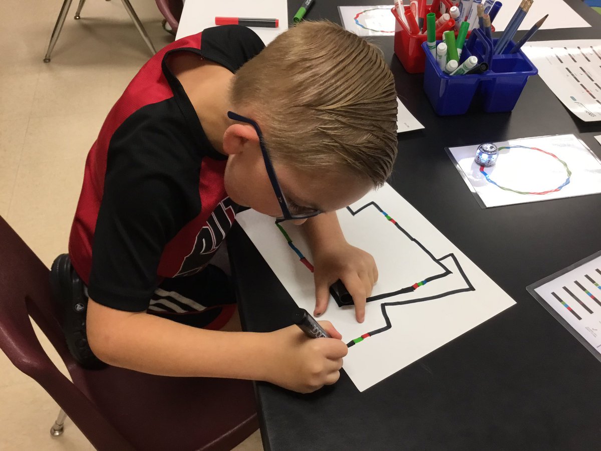 gesmakerspace's tweet image. First graders enjoy choosing their own centers to visit.