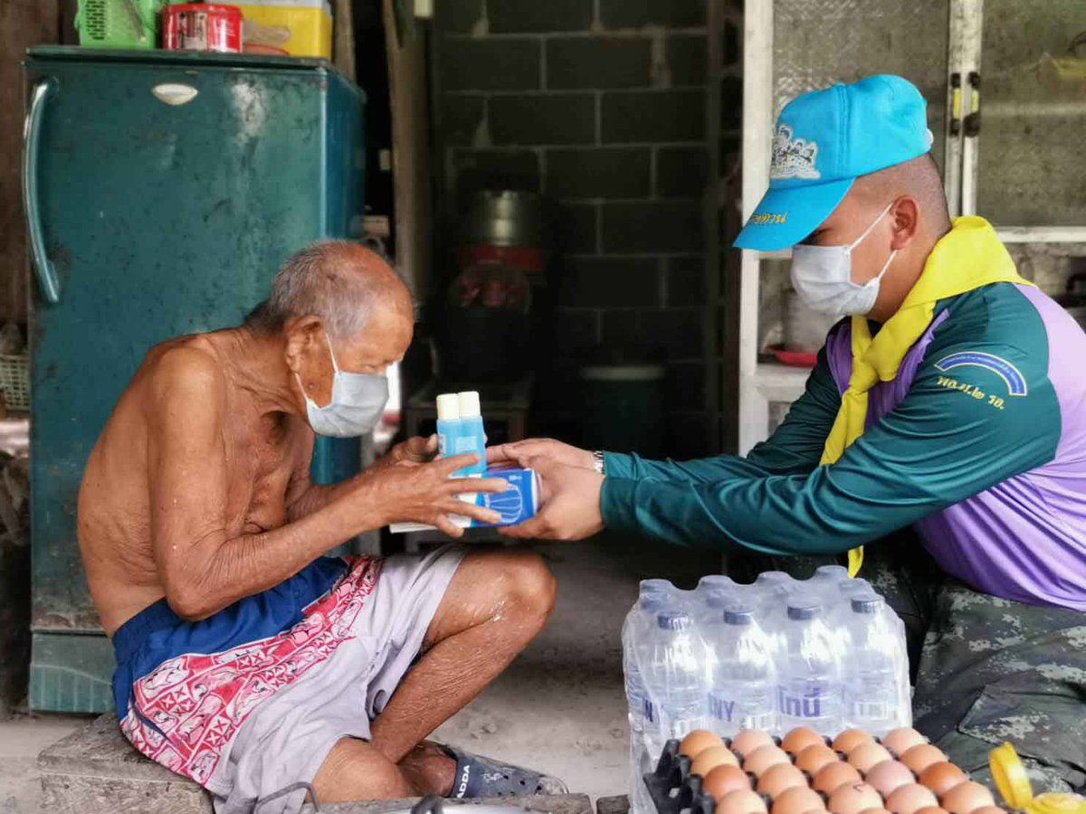 1st_Army_Area's tweet image. พล.ม.2 รอ. โดย ม.พัน.27 พล.ม.2 รอ. 
จัดกำลังพลจิตอาสาของหน่วย แจกจ่ายเครื่องอุปโภคบริโภค,เจลล้างมือและหน้ากากอนามัย ให้กับประชาชนที่ได้รับผลกระทบจากสถานการณ์การแพร่ระบาดของโควิด-19 ตามโครงการ Army delivery 
ในพื้นที่ บ.ทุ่งสาริกา ต.กุดนกเปล้า อ.เมือง จ.สระบุรี