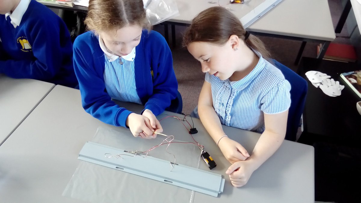 SMAAAyear5's tweet photo. Year 5 have enjoyed putting our designs into practise when making steady hand buzzer games in DT this afternoon 🔊🔋🔌 @SMAAASchool https://t.co/auKtriVnAH