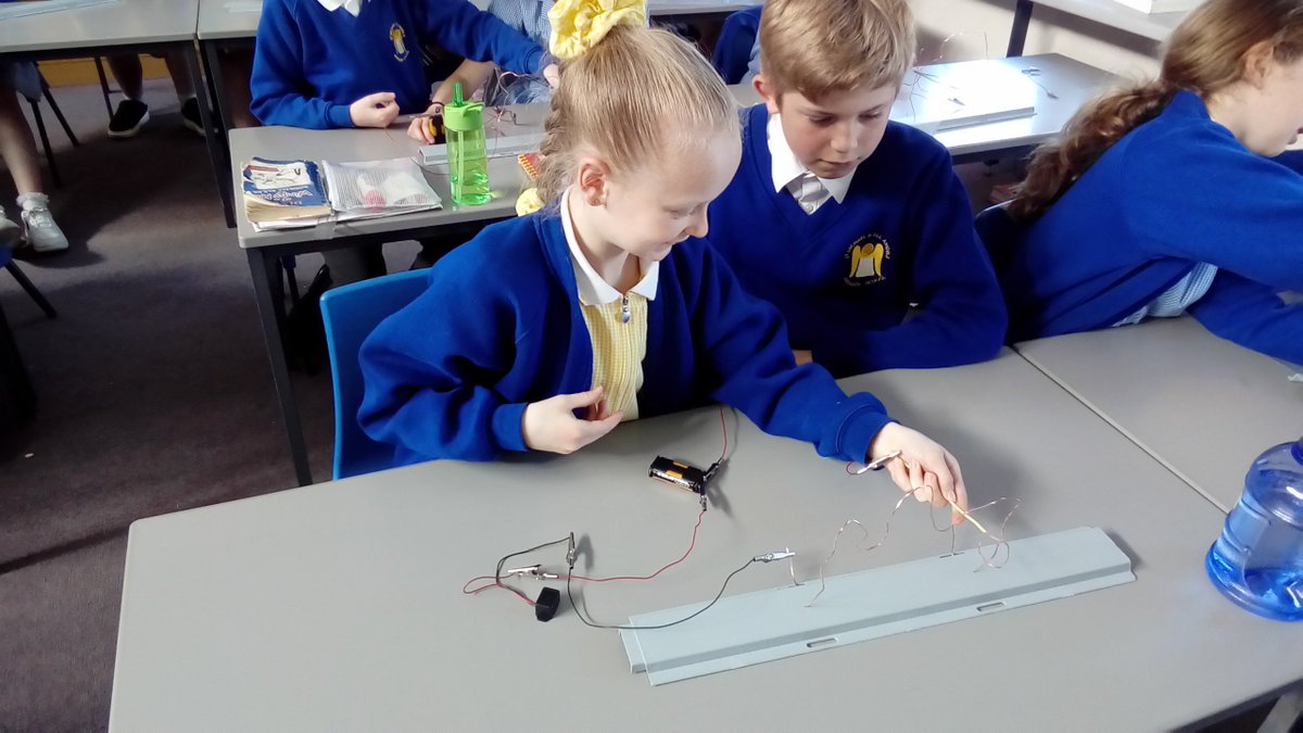 SMAAAyear5's tweet photo. Year 5 have enjoyed putting our designs into practise when making steady hand buzzer games in DT this afternoon 🔊🔋🔌 @SMAAASchool https://t.co/auKtriVnAH