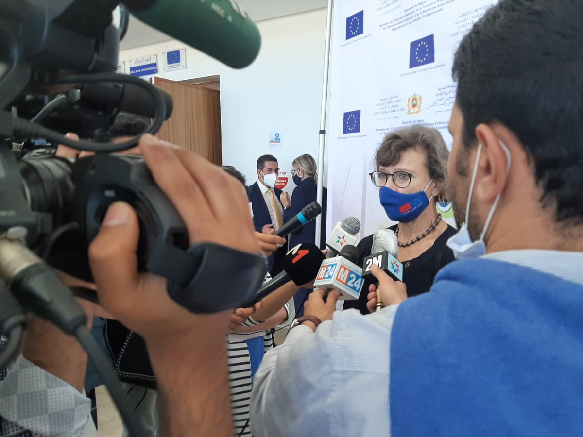 AmbUEauMaroc's tweet photo. Environ 1000 étudiant-e-s/stagiaires par an occupent les bancs des 3 IFMEREE, avec un nombre de diplômé-e-s toujours en constante augmentation. Ils seront les ressources indispensables à la bonne marche des transformations énergétiques que nous connaissons en Europe et ici. 3/4 https://t.co/3ZfeGFXzFd