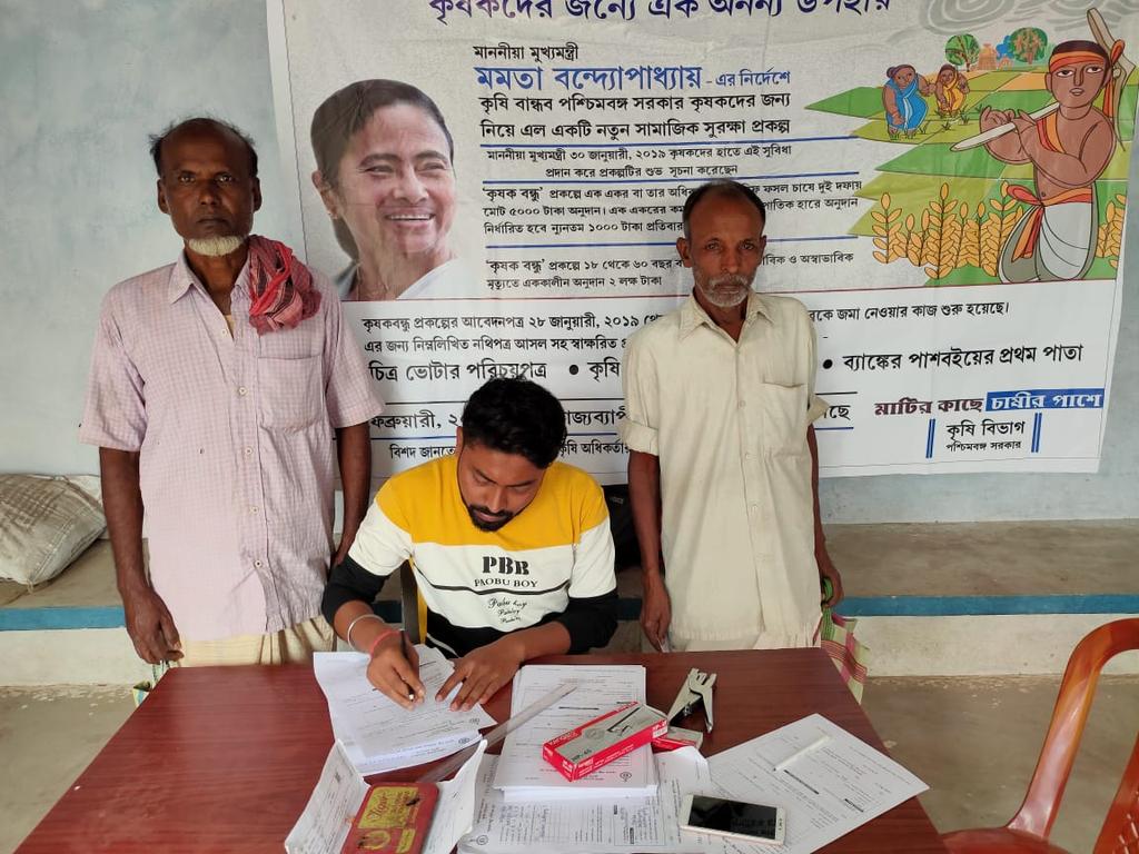 KB_SupportStaff's tweet photo. মালদা জেলায় 'কৃষকবন্ধু সহায়ক কর্মী'  কৃষকদের কাছে কৃষকবন্ধু প্রকল্পের পরিষেবা দিচ্ছেন।
#HelpKBStaff #KrishakBandhu #DataEntryOperator #ITPersonnel #AgricultureDepartment #WestBengal https://t.co/EzbGmVl9gG