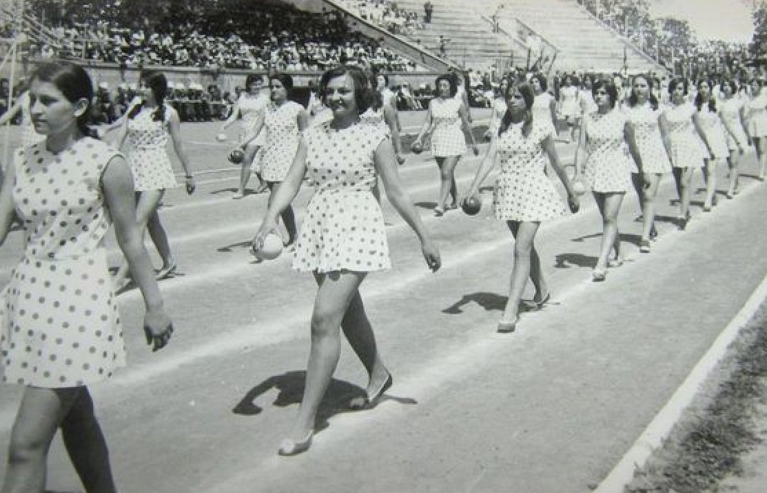 tarihiiimerak's tweet photo. Atatürk'ü Anma Gençlik ve Spor Bayramı Kutlu Olsun. İstanbul 1950 #19Mayıs1919 https://t.co/Gjmo6kBsAi
