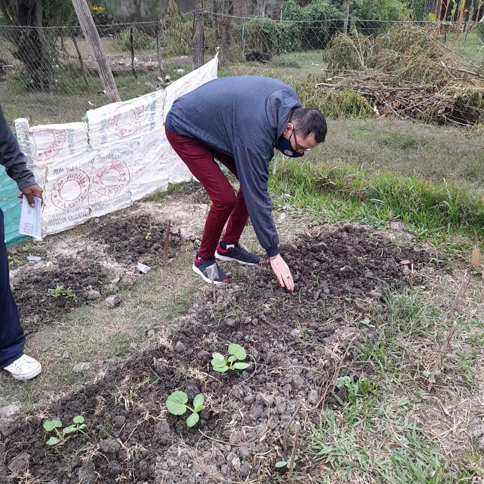 MartinFierroVA's tweet photo. Hoy se realizó una visita, junto a nuestro Ref. Roberto Saucedo, a la huerta llevada a cabo en el Frente Barrial Villa Ángela misma que gracias a la coordinación con nuestra conductora @PatoAlarcon16 se logró impulsar a fin de que este comedor cuente con un abastecimiento propio. https://t.co/FUBnhBazfu