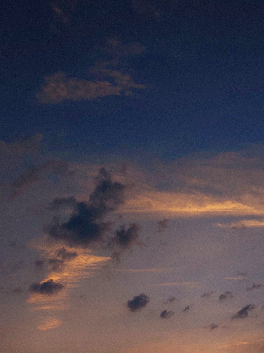 survivalmodeeee's tweet photo. sky makes me happy <3 https://t.co/Dz8KiTTH22