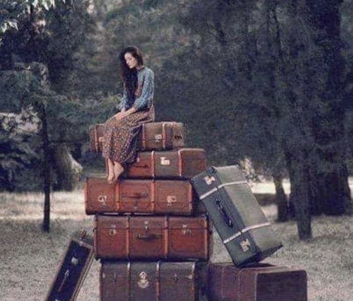 Чемоданы гифки. Собранный чемодан прикольные. Собранный чемодан. Девушка закрывает чемодан. Собрать чемодан в отпуск.