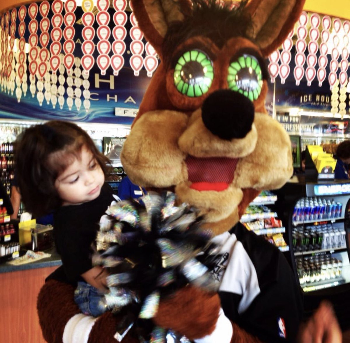 SanAntonioMomma's tweet image. Game Day #SpursTwitter ❤️🏀❤️ so here is an adorable pic of Aly with @SpursCoyote 😍 #GoSpursGo