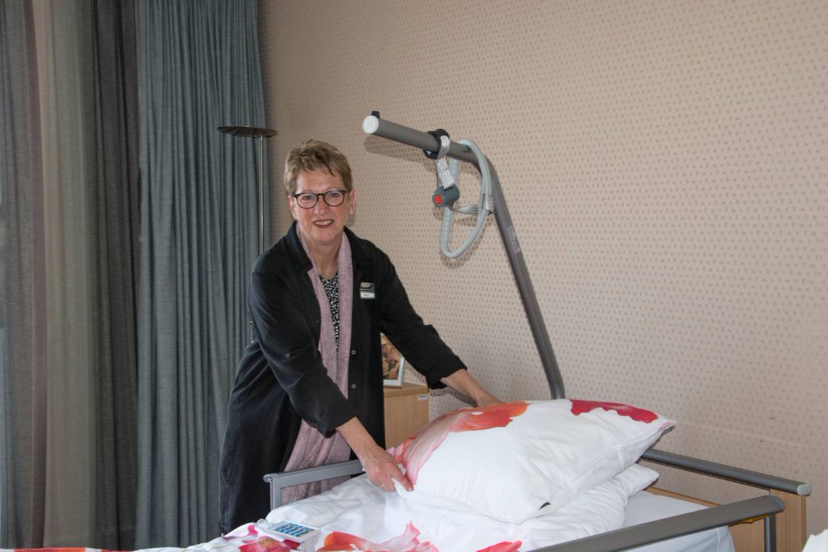 Het hospice in Waddinxveen heeft zorgvrijwilligers nodig. ‘Ondersteuning geven aan mensen voor wie sterven nabij is en hun familie is mooi, niet zwaar, maar mooi’ zeggen onze vrijwilligers. Meld je daarom aan als zorgvrijwilliger via steunpuntmh.nl.