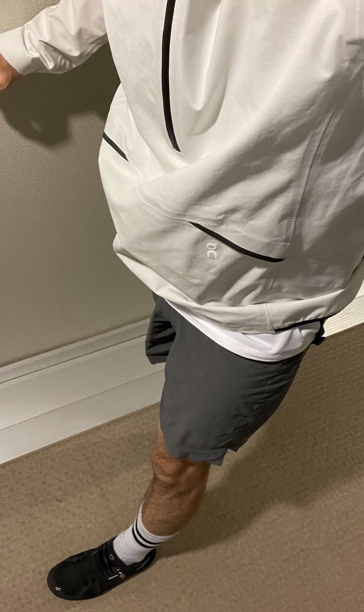 tohken0610's tweet photo. 実は今日、初めて
ファイントラックの
#DryLayer
Onの
#PerformanceT
#WaterproofAnorak
というレイヤリングでシャワーラン
正直白アノラックはファッション先行のイメージでしたが驚きの通気性。
全くベタつかない。サラッサラで汗冷えもなく雨上りの河原MTG、改めて機能性の高さに驚きました‼️ https://t.co/fW2HX4gnQ7