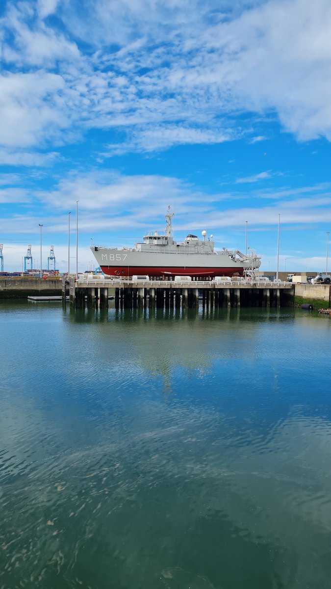 This makes my day: seeing HNLMS Makkum rolling out of the ships hangar, shining as a brand new ship and ready to go afloat... congrats to the maintenance team 🇧🇪⚓🇳🇱 @TheBelgianNavy @kon_marine @ludo_portier #NavLog #BinationalSupportTeam