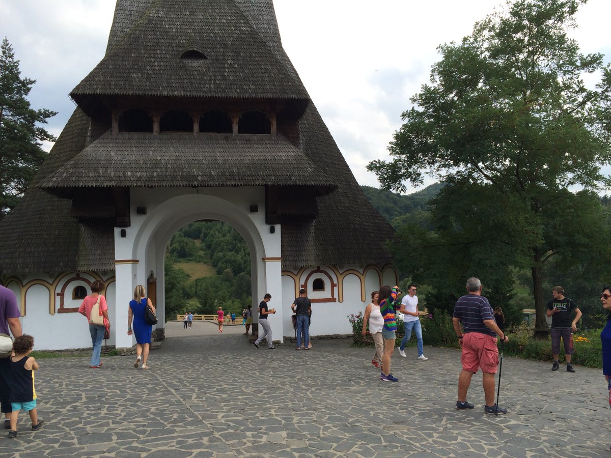 Because it's Sunday, we propose to find your inner peace looking at these wonderful pictures from Barsana Monastery, located in a picturesque landscape in Maramures. 🙂
Explore #accessibleromania by Sano Touring