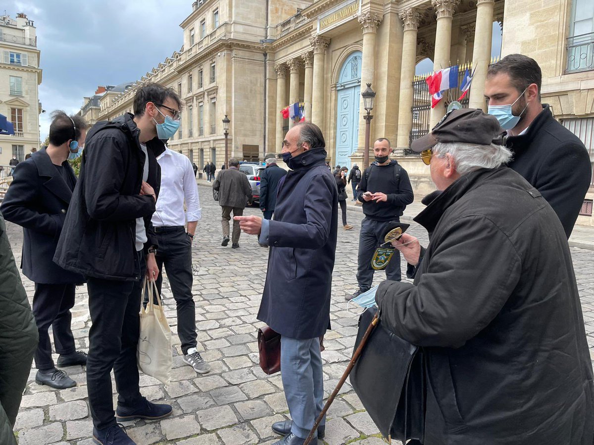 ZemmourEric's tweet image. Rencontres revigorantes avec des Français de tous bords qui soutiennent la police face aux délinquants et criminels.

E.Z.

#ManifPolice