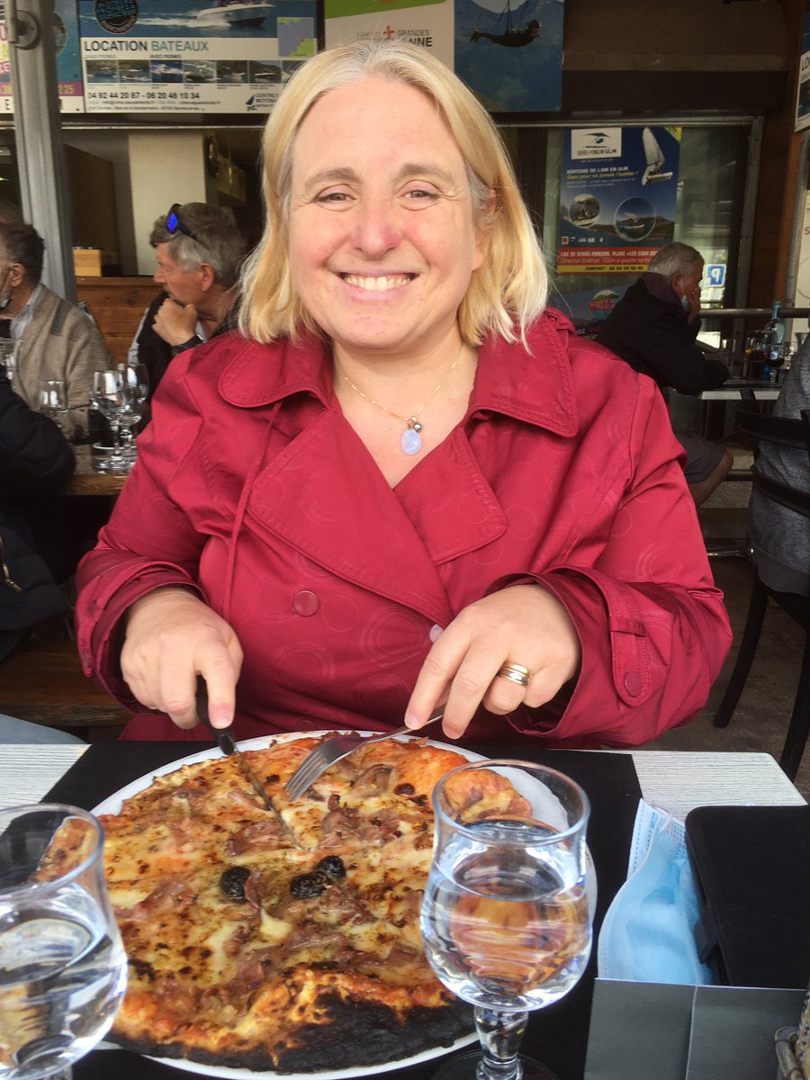 Quel bonheur de retrouver l’ambiance de la terrasse et de mettre les pieds sous la table ! Avec Aurore Ziga Chez Barulo
 😉🍽🌞
#cafesrestaussavineslelac
#ouverturedescommerces