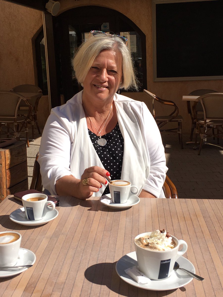 Et voilà ! Trop contente de retrouver la terrasse ... au soleil avec les copains pour le petit café du matin 😉☕️🌞
#cafesdechorges
#ouverturedescommerces