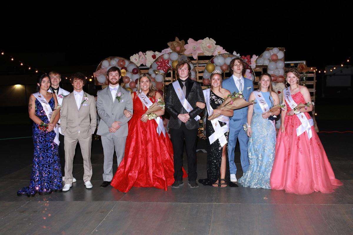 Prom Court 2021:
Samarah Smith, Evan Johnson, Haven Benjamin-Fee, 1st Runner Up Mason Johnson, 1st Runner Up Ally Hurley, King John Schoonover, Queen Ava Gannon, Trent Kithcart, Mackenna Maynard, and Saige Greenland. edl.io/n1443679