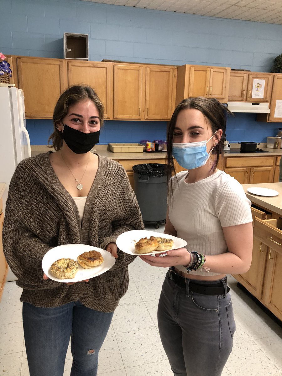 LiDebona's tweet photo. So proud of my students- the bagels were  great #MTPSpride @MTPSArtsAcademy https://t.co/GfdnSfcdGe