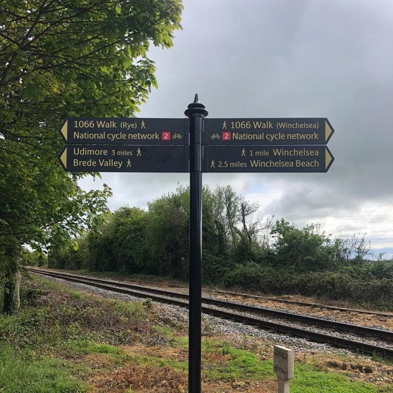 SoutheastCRP's tweet photo. Community partners have worked together with @SouthernRailUK and @NetworkRailSE to see this beautiful wayfinding fingerpost placed at Winchelsea Station perfect for Rail to Trail. @Visit1066 @VisitSEEngland @highweald #1066countrywalk #Marshlink https://t.co/qCAwTxH2uC