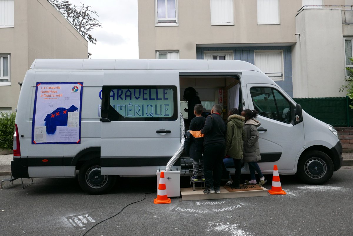 CiteAsso's tweet photo. 📢Enfin lancée!
La Caravelle Numérique de Cité Tech entame sa première tournée en #SeineSaintDenis. Sa mission aller à la rencontre des habitant-e-s des #QPV et proposer ateliers de découverte des outils numériques dans l'espace public. #FabLabMobile @GoogleFR @MarleneSchiappa https://t.co/gjvRMZ3JF2
