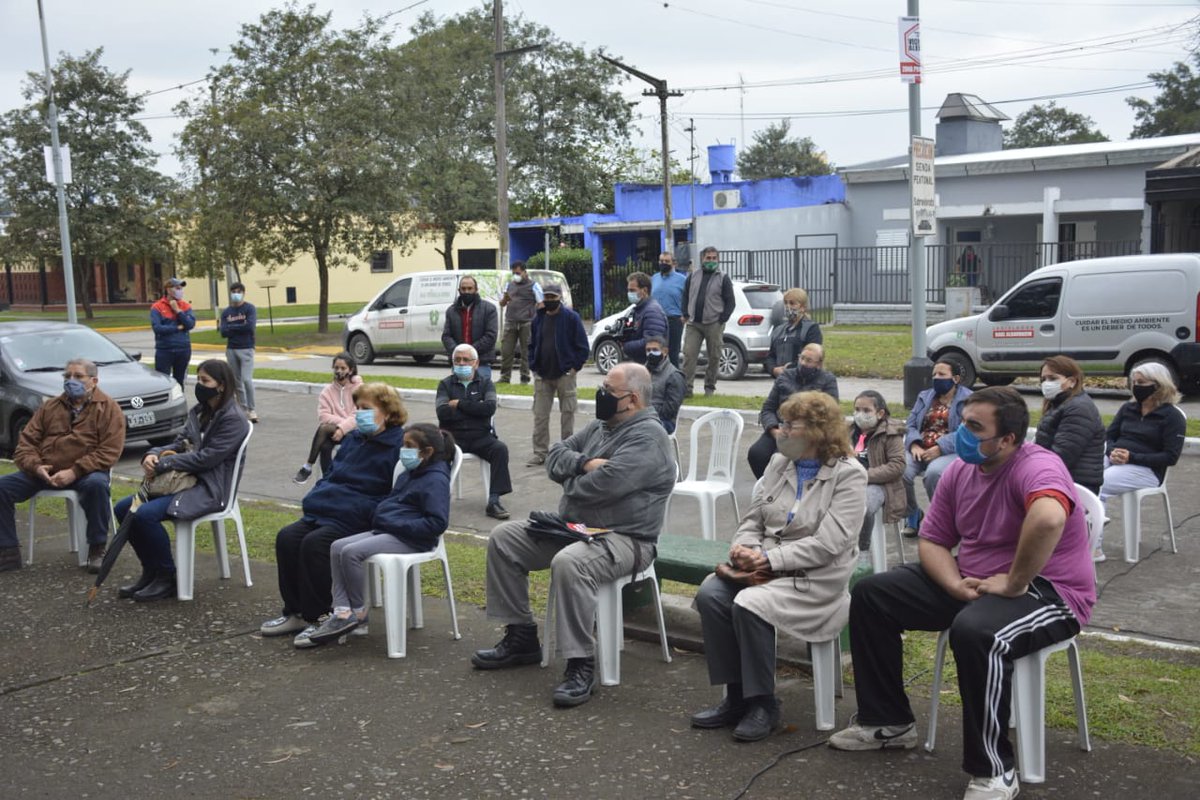 gabryjim5's tweet photo. Continuamos entregando controles de la alarma comunitaria a vecinos de Barrio El Nevado.
La plaza Dr. Abel Peirano es la primera de #Concepción en contar con este sistema.
Más familias se suman al programa que llevamos adelante con @katymazzuco y @AlbarracinDif #VecinosEnAlerta🚨 https://t.co/zBHuG9TVWn