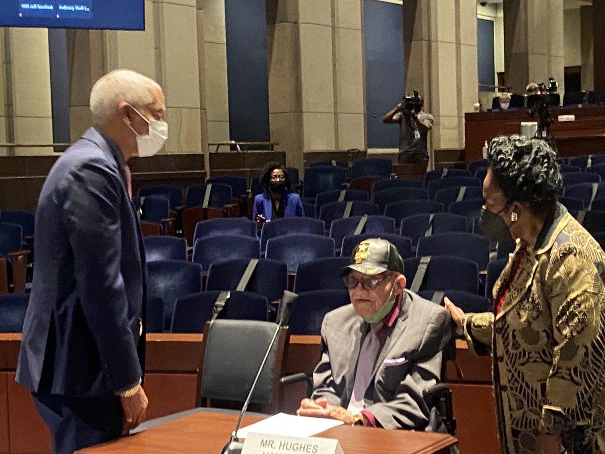 TheBlackCaucus's tweet photo. [TODAY] @HouseJudiciary holds a hearing to examine the Tulsa-Greenwood Race Massacre of 1921.

📸 @TheBlackCaucus :  @RepHankJohnson and @JacksonLeeTX18 welcoming Mr. Hughes Van Ellis (World War II Veteran), one of the 3 known survivors. 

watch ➡️ https://t.co/iUpqdoLVDe https://t.co/IsJcZJiX7i
