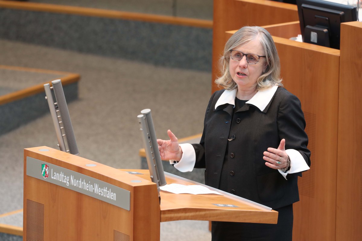 Landtag_NRW's tweet photo. Rückblick auf die Wahl im #ltnrw: Prof. Barbara Dauner-Lieb wird neue #Präsidentin des #Verfassungsgerichtshof|s. Zudem wählte der Landtag einen neuen Richter und zwei stellvertr. Mitglieder des #VerfGH NRW. Präsident André Kuper nahm ihnen den Amtseid ab. https://t.co/K2v4L0ZIv2 https://t.co/AdkW0jXzQf
