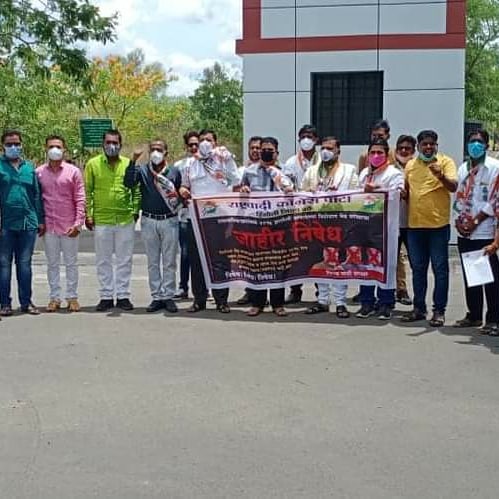 BDbangar2's tweet photo. रासायनिक खतांच्या तसेच खाद्य तेल आणि पेट्रोल-डिझेलच्या दरवाढीच्या विरोधात आज राष्ट्रवादी काँग्रेस पार्टी जिल्हा हिंगोली तर्फे केंद्र सरकारचा निषेध करण्यात आला... https://t.co/L8qagnzroC