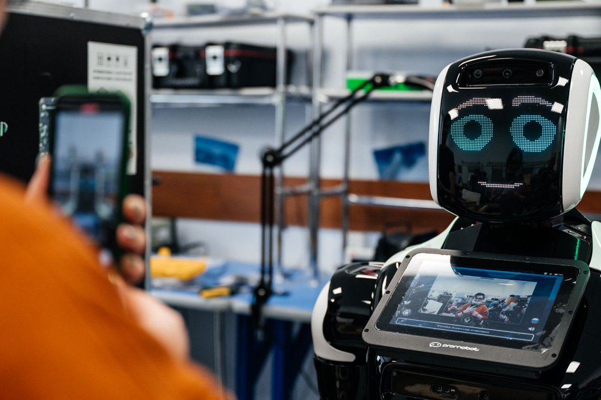 promobot's tweet image. Robots are incredibly popular on social media — it’s the first thing people post from their events. It attracts attention like no other banner would, on top of being entertaining and friendly to whoever it talks to.

#Promobot #automation #servicerobots #humanmachine #robotics