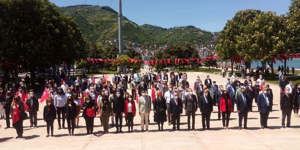 "Umutsuz durumlar yoktur, umutsuz insanlar vardır. Ben hiç bir zaman umudumu yitirmedim." 

Mustafa Kemal ATATÜRK 

Her zaman İzindeyiz ATAM , 
Saygı, sevgi ve minnetle…
19 Mayıs 1919 Atatürk’ü Anma ve Gençlik ve Spor Bayramımız Kutlu Olsun…
