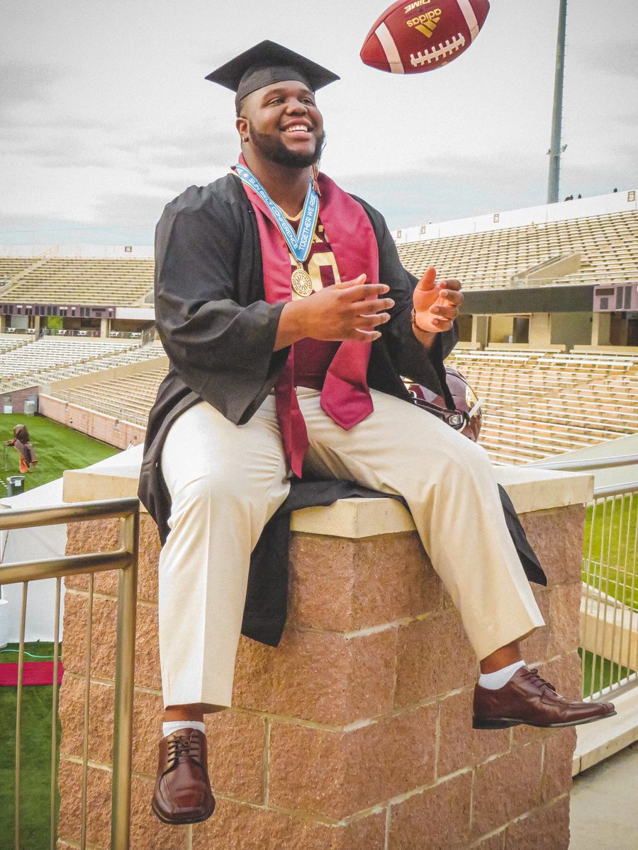 Y’all gone see these pictures!!! 🎓🧡