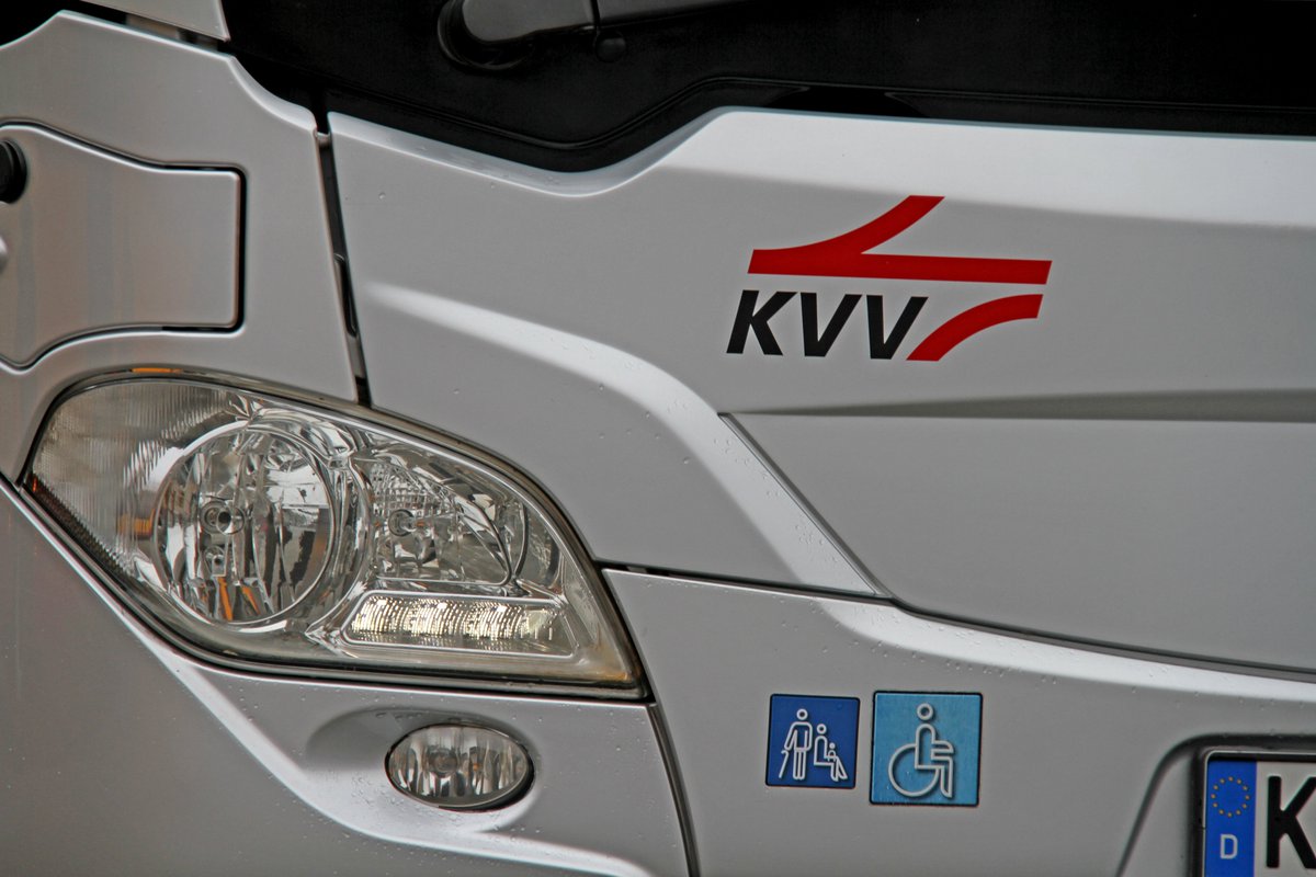 KVV_GmbH's tweet photo. Der #KVV passt sein Betriebskonzept für die Shuttle-Busse zum #Impfzentrum in #Sulzfeld an. Ab dem 25. Mai verkehren die Busse nur noch „nach Bedarf“. Das eigentliche Fahrplanangebot bleibt indes unverändert. Mehr Infos: https://t.co/EeCiHM9AfZ https://t.co/MbTPZU1df5