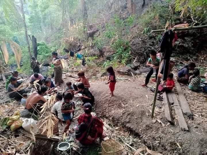 Mindat, Chin State 💔

More than 5,000 civilians from Mindat are currently evacuating to the forest and urgently in need of Humanitarian aid. 

#WhatsHappeningInMyanmar  #May19Coup  
#MinDatUnderSiege  @DrSasa22222