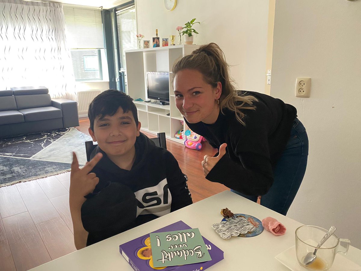 Kijk eens even naar deze blije #Rekenbuddy’s! 20 weken lang hebben ze samen (leerling, ouder en begeleider) hun hersenen gekraakt over de meest uitdagende sommen. Onze school is weer een aantal rekenexperts rijker! Dank <a href="/SKCnet/">SKCnet</a>! #amsterdamsefamilieschool