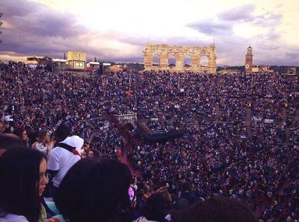 team_world's tweet photo. Quando guardiamo queste foto ricordiamo ogni istante di quel 19.05.2013. Verona è una città Magica, ma quel giorno lo era ancora di più. L'Arena ci accoglieva come in un abbraccio e tra le sue mura, ne siamo certi, le note di quella serata risuonano ancora ❤️ #1D #TakeMeHomeTour https://t.co/HTriMJPQLo