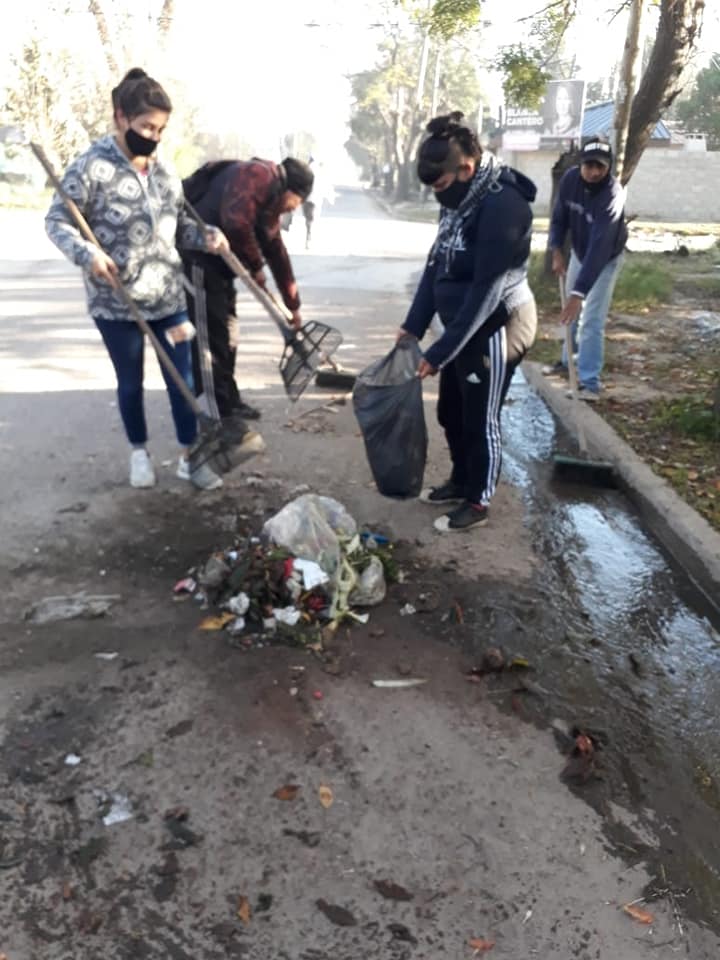 YaninaBasseok's tweet photo. L@s trabajador@s de la economía popular de Somos - Barrios de Pie limpiando las calles de los barrios
Los trabajadores/as popurales colaborando para ayudar a mantener más limpio nuestro distrito
#ReconstrucciónArgentina
#OrganizaciónComunitaria
#PtePeron https://t.co/7ucrbX5JlO