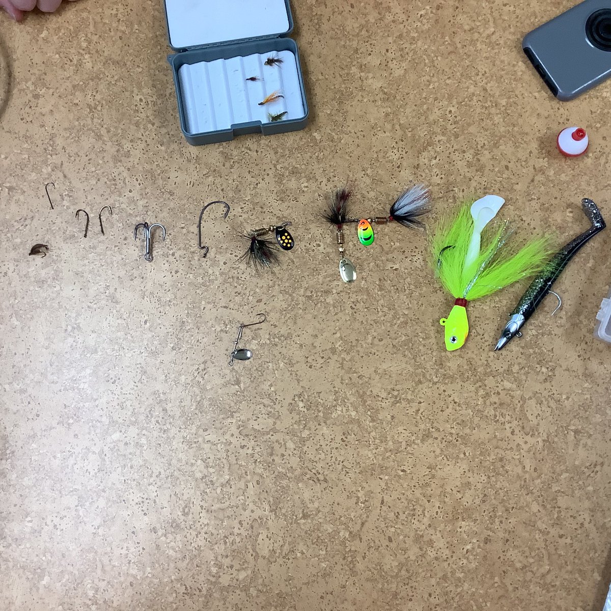 Comment apprendre à pêcher si ce n’est pas une tradition familiale? Trois personnes apprenantes de l’école L’Odyssée nous partagent leurs savoirs sur la pêche dans la région (types de cannes, types d’appâts, types de poissons et lois) Impressionnant! #Objectif1 #DSFS #MangerLocal