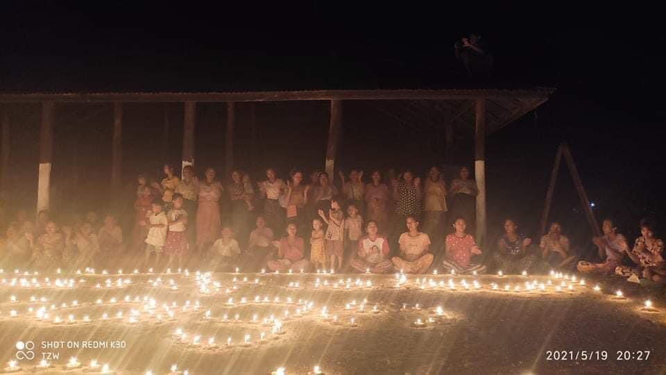Haruonchill's tweet photo. Vigil night protest was held by locals in Northern village, Myaing Tsp, Pakokku, Magway encouraging #Mindat town which has been under Junta’s siege and in urgent needs of humanitarian assistance. 

#WhatsHappeningInMyanmar 
#May19Coup https://t.co/gnSH27h5Oe