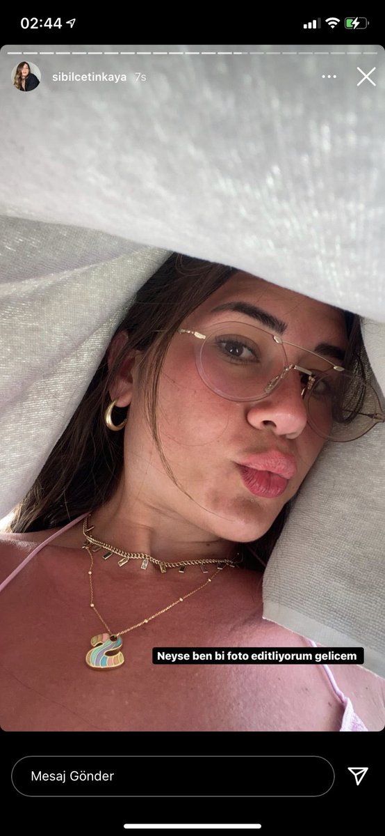 Bütün gün storylerinde kaydırdığı güneş koruyucular işe yaramıyor heralde