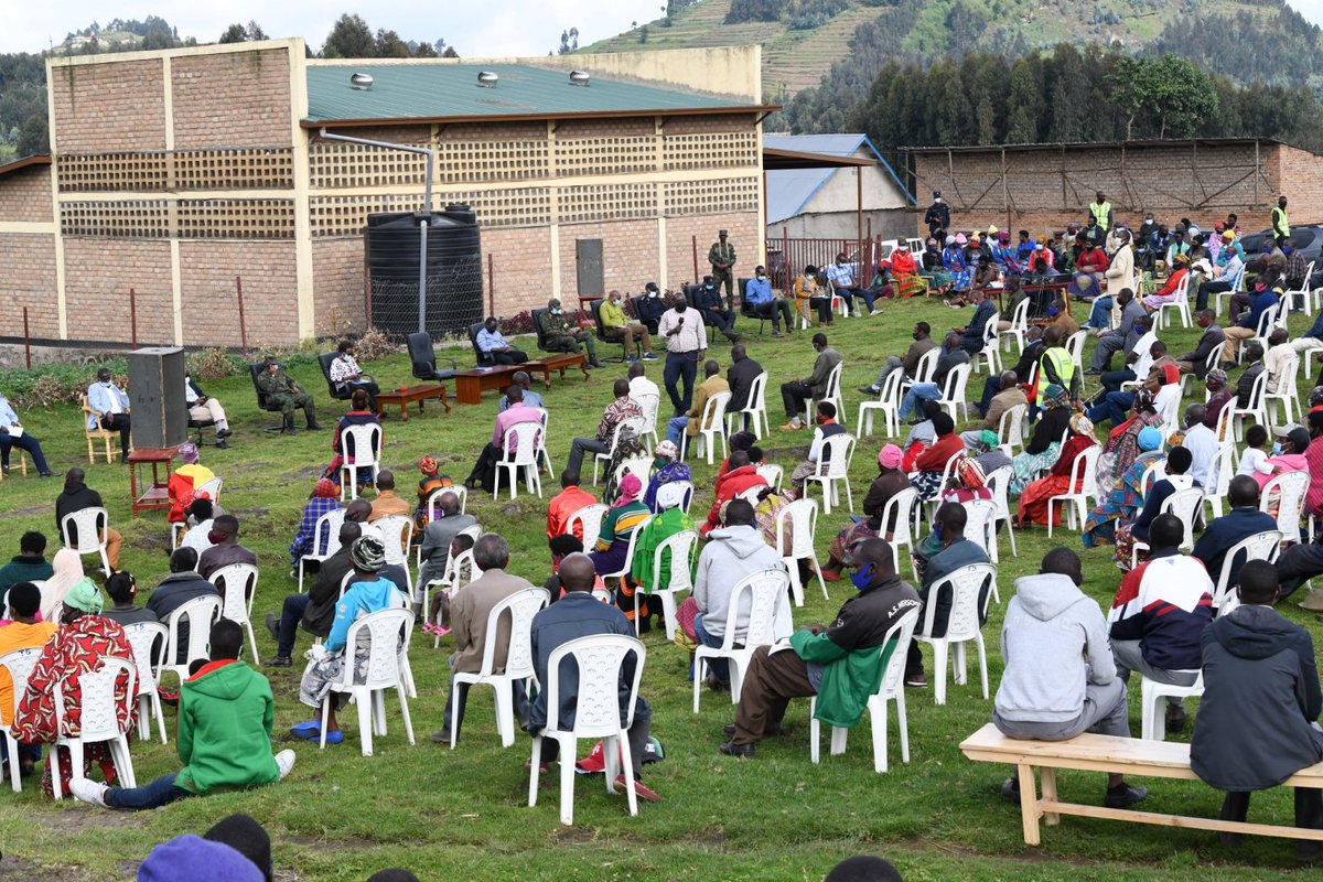 RwandaLocalGov's tweet photo. Minisitiri @gatjmv yasabye aba bayobozi:
-Kurushaho kwegera abaturage bagakemura ibibazo bafite bitarenze ukwezi gutaha
-Gukangurira abaturage gufata inshingano &amp; kubungabunga ibikorwaremezo bahabwa
-Gukomeza gushishikariza abaturage kubahiriza amabwiriza yo kwirinda COVID-19,... https://t.co/N240KbhV9J