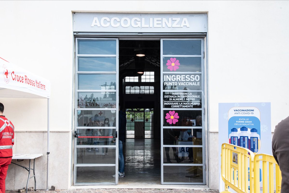 Rago_Group's tweet photo. Ecco alcuni scatti dell’inaugurazione del primo #HubVaccinale dedicato al #SettoreAgricolo che abbiamo il piacere di ospitare gratuitamente presso la nostra struttura. #VacciniCovid #ConfagricolturaSalerno https://t.co/9jLhMhLiFU