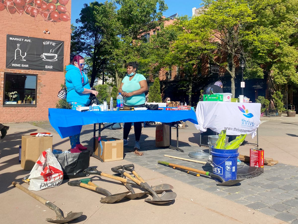 Great turnout for our annual Market Square Park community planting day yesterday.

Thank you Ohio City Improvement Corporation staff and board for coordinating the day and to residents, #CCLutheranHospital caregivers & @keybank staff for getting your hands dirty!