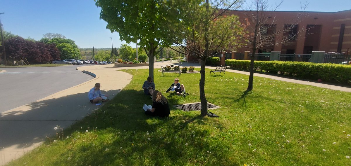 5th grade students working on their book projects by author Andrew Clements on a beautiful day at PE! #makelearningfun <a href="/POMountiesPOASD/">Philipsburg-Osceola School District</a>
