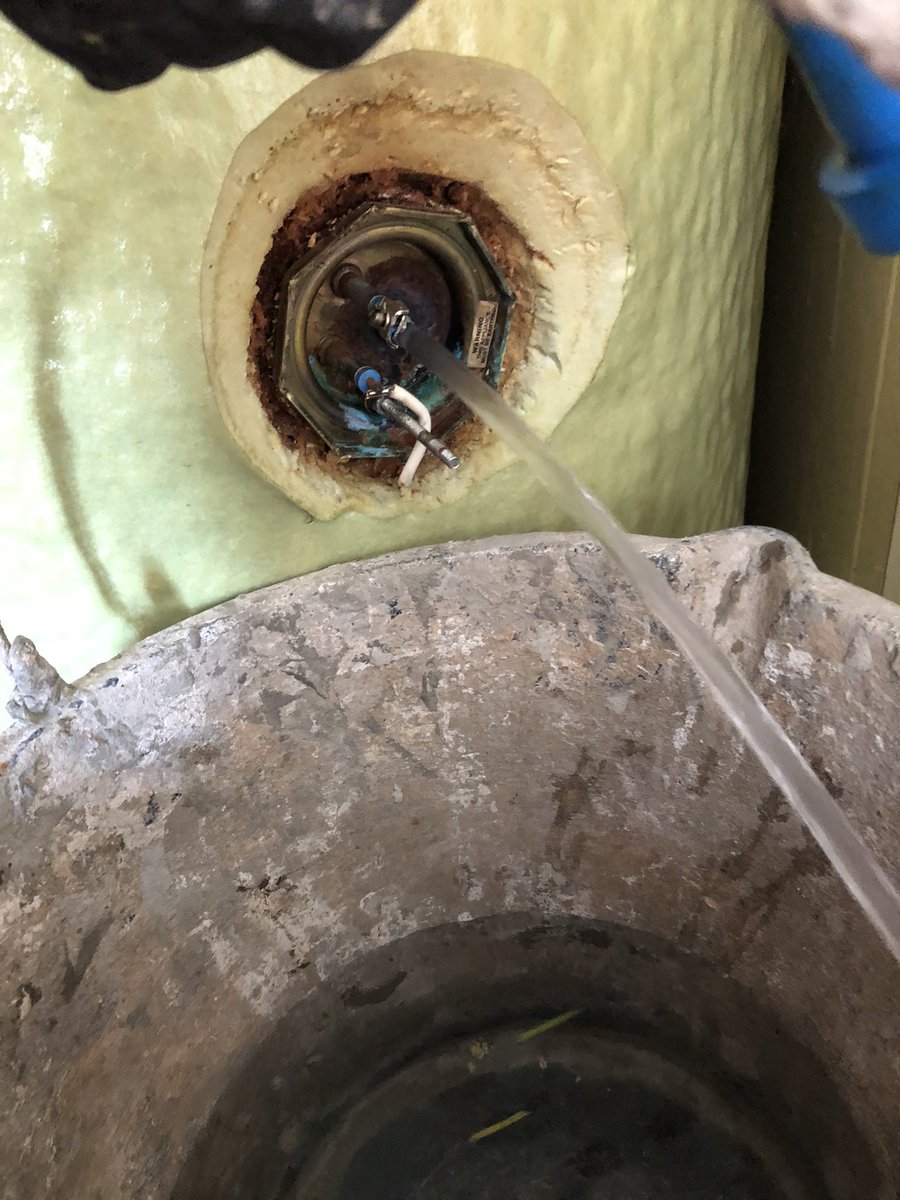Sol4Plumbing's tweet photo. Tired of stuck shut off valves? Got to drain down? 3pm? Not brave enough to snatch it?! Simples, use the stat hole!? Well if it falls off as you loosen the immersion! #plumbing #drainoff #luckyman @plumberparts https://t.co/Xk82kTdnaM
