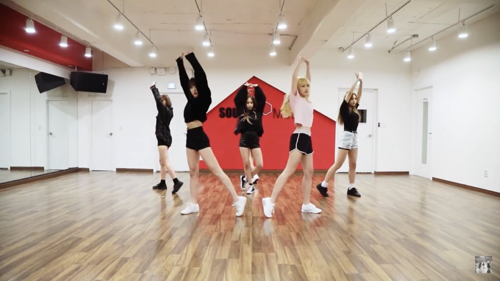 eeayra131_'s tweet photo. Thank you for bringing a wonderful song and especially a surprising dance steps in every comeback. I will really miss performing Gfriend on stage as a group 🥺😭  @GFRDofficial                            

#ThankYouGFRIEND #여자친구사랑해 https://t.co/cfdJLHVQ52