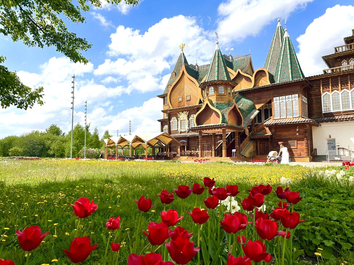 EToursRussia's tweet photo. Come to #kolomenskoye on a #warm #sunny #spring day, and you will not want to leave. 

#Moscow https://t.co/46W4IlJWN1