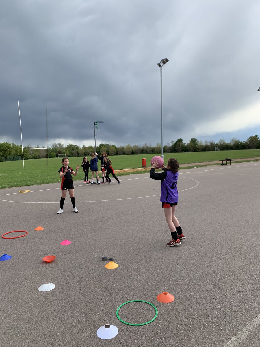 RBA_PEdept's tweet photo. Year 6 Netball Club. Dragons Den style challenge ๐ ๐ Hoping the rain holds off ๐๐๐ค๐ผ๐ค๐ผ๐ค๐ผ#WeLoveNetball @robertbms @EnglandNetball https://t.co/mfbCZ7FjOg